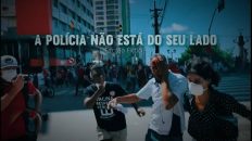 Fotografia mostra homem correndo com mão ensaguentada cobrindo seu olho direito, ajudado por duas pessoas, durante manifestação em Recife. Sobre a foto, em letras brancas: "A Polícia Não Está ao seu Lado - Facção Fictícia"