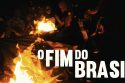 Foto mostra grupo de pessoas mascaradas à noite, ao redor de uma bandeira do Brasil em chamas. Sobre a imagem, em letras brancas está escrito "O Fim do Brasil".