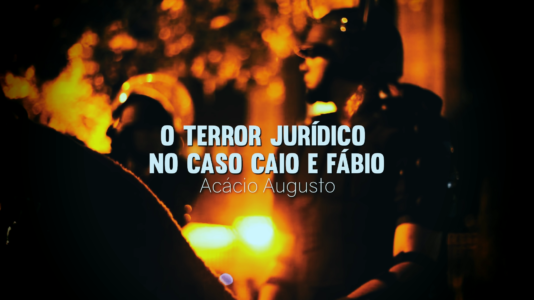 Foto de policial da cavalaria do choque à noite. Título: O Terror Jurídico no Caso Caio e Fábio - por Acácio Augusto