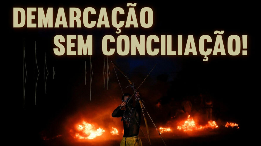 Imagem de capa do vídeo. Em letras garrafais: "Demarcação Sem Conciliação!" Logo abaixo fotografia de indígena vestindo shorts amarelos, colar e braceletes de contas segurando um arco e flecha, apontando em direção ao alto.