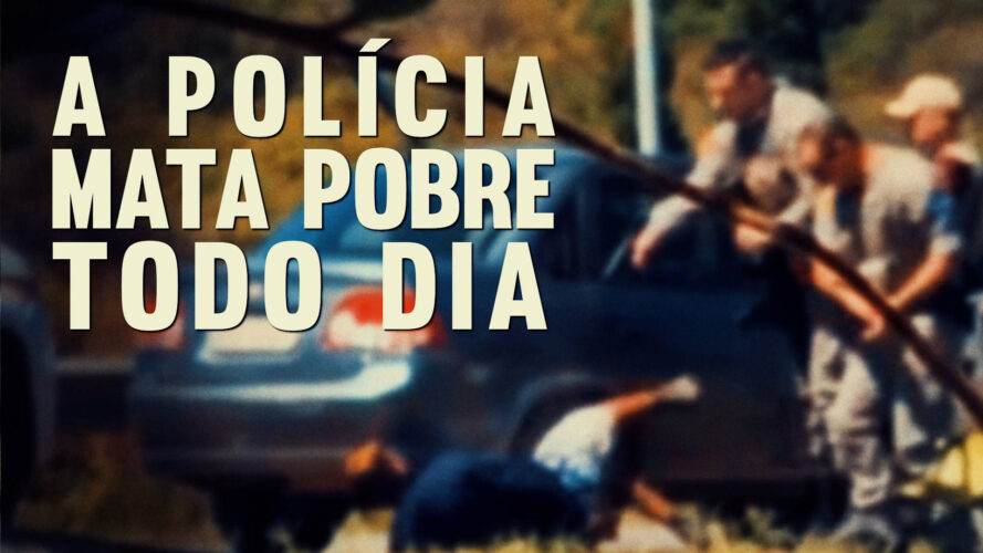 Quadro capturado de um vídeo mostra dois policiais militares de pé, ao lado de um veículo sedã. Os dois olham para um homem caindo no chão com as duas mãos nas costas. Um deles tem um braço esticado segurando uma pistola. Sobre a imagem está escrito: "A polícia mata pobre todo dia".