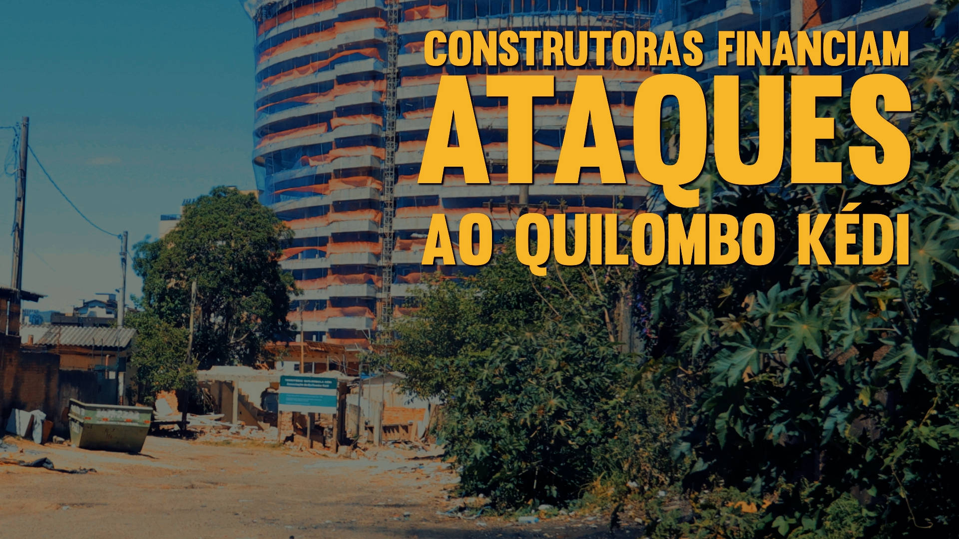 Fotografia mostra casas simples de uma comunidade em primeiro plano, com uma placa do INCRA demarcando como quilombo e ao fundo se erguendo contra o céu um prédio em construção. Sobre a imagem o título Construtoras Financiam Ataques ao Quilombo Kédi.