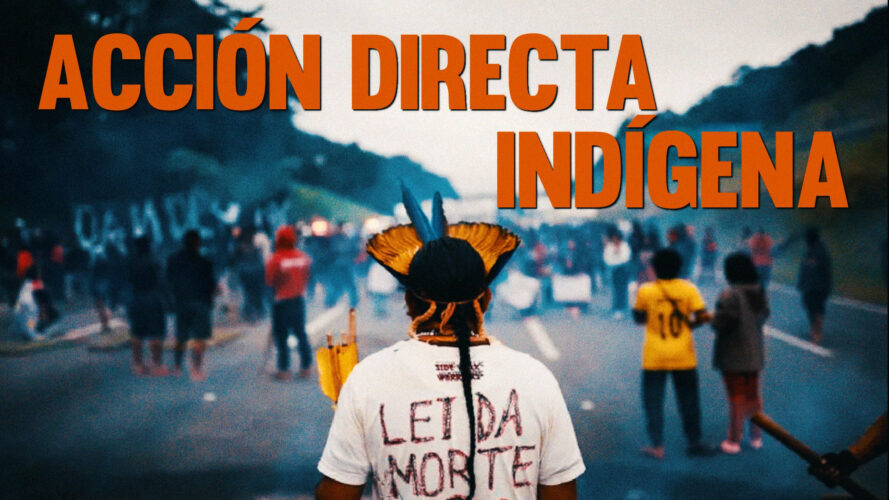 Portada del video «Acción directa indígena» con el título en letras grandes de color naranja sobre una fotografía de un indígena de espaldas, con un tocado, observando frente a él a un grupo de diversos indígenas bloqueando la carretera.