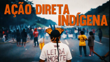 Capa do vídeo "Ação Direta Indígena" com o título em letras garrafais em laranja sobre uma fotografia de um indígena de costas, com cocar, observando à sua frente um grupo de diversos indígenas bloqueando a rodovia.